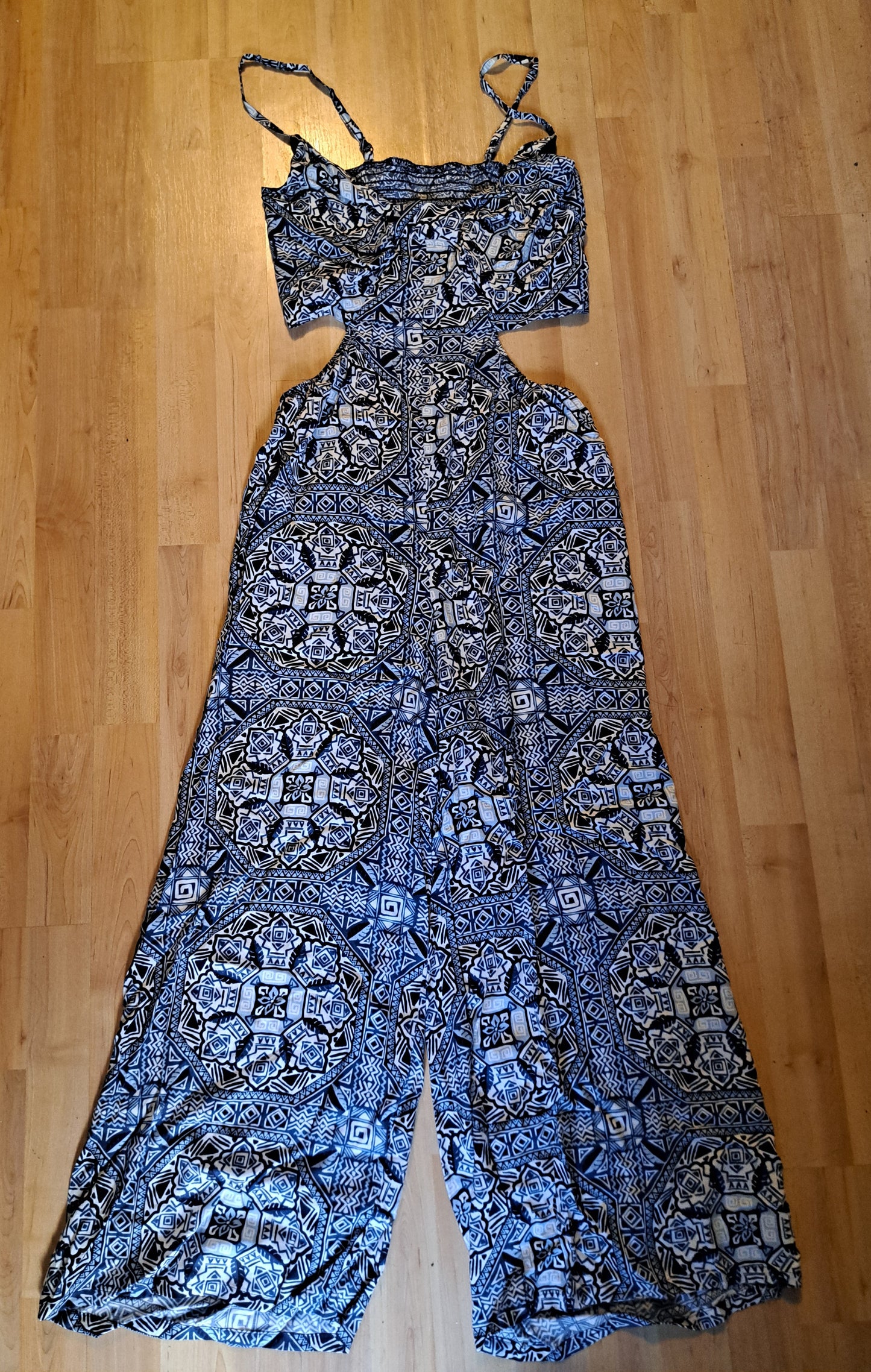 One-piece bleu ouvert sur les côtés et dans le dos