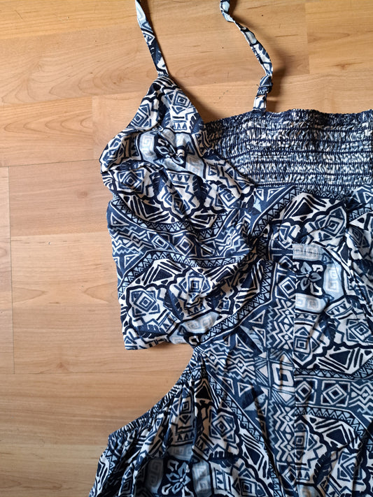 One-piece bleu ouvert sur les côtés et dans le dos