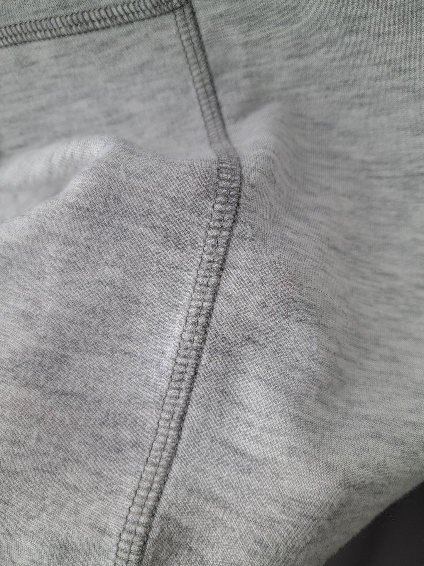 Chandail gris pâle à manches longues avec coutures apparentes