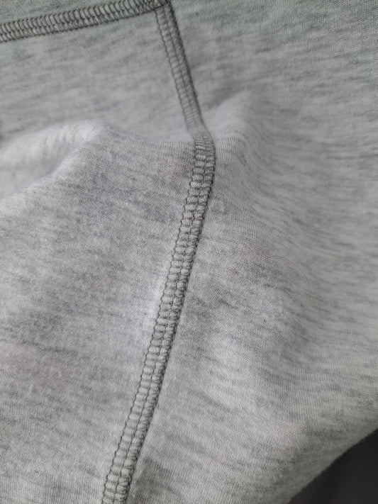 Chandail gris pâle à manches longues avec coutures apparentes