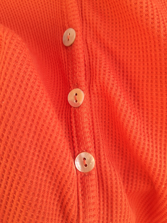 Chandail orangé à manches longues avec boutons