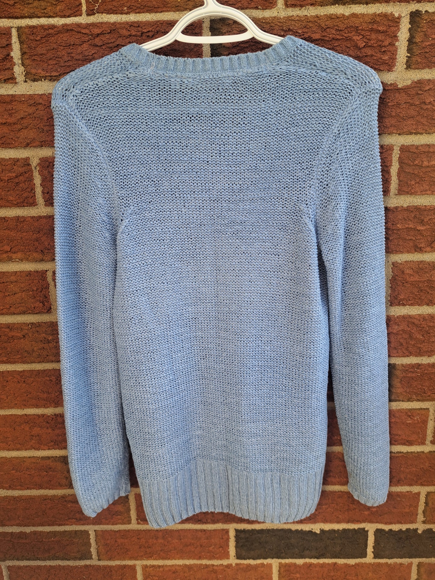 Chandail en tricot bleu pâle à manches longues