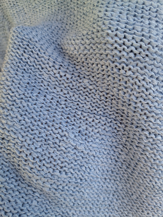 Chandail en tricot bleu pâle à manches longues