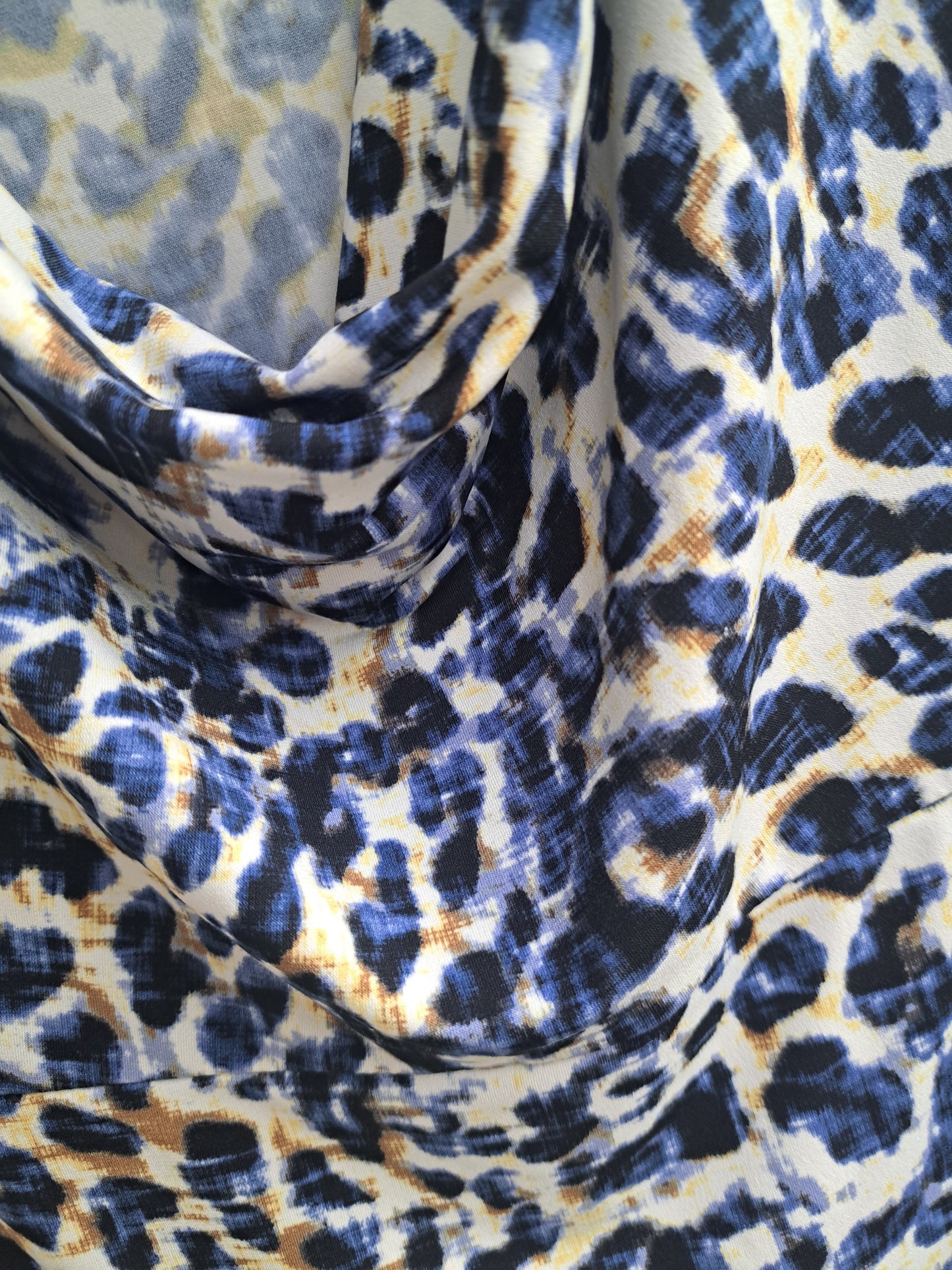 Chandail bleu et blanc motifs léopards manches longues