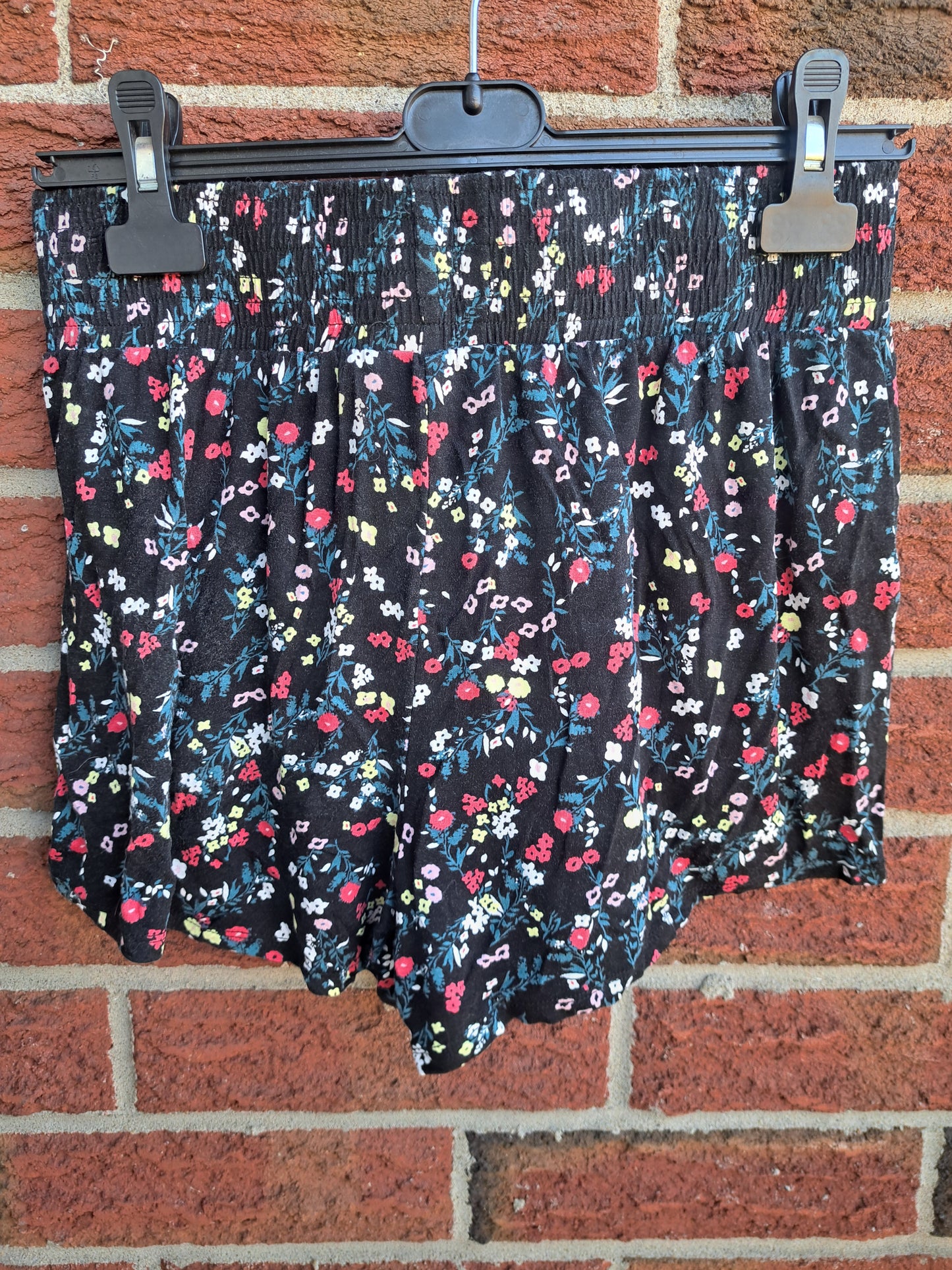 Short noir court fleuri