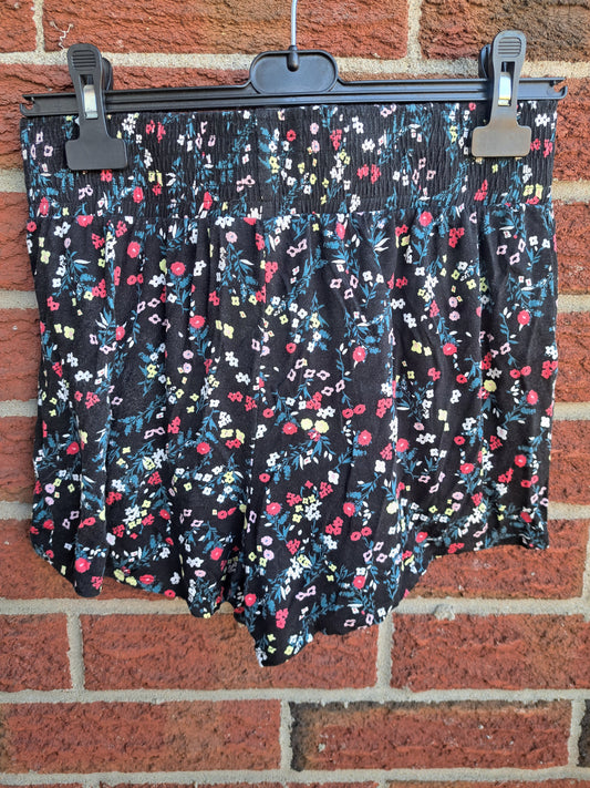 Short noir court fleuri