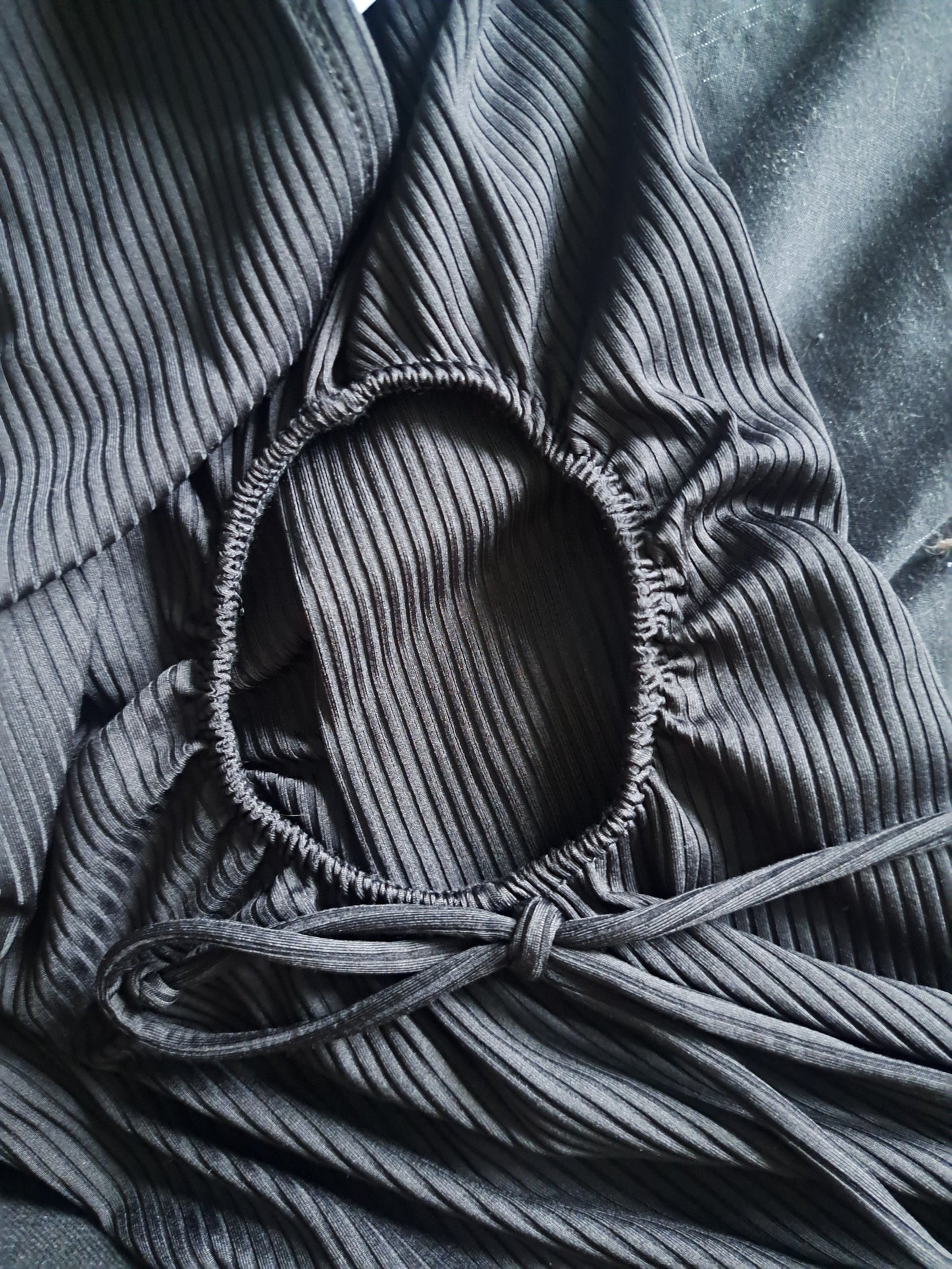 Robe noire sans manches avec ouvertures rondes sur les cotés