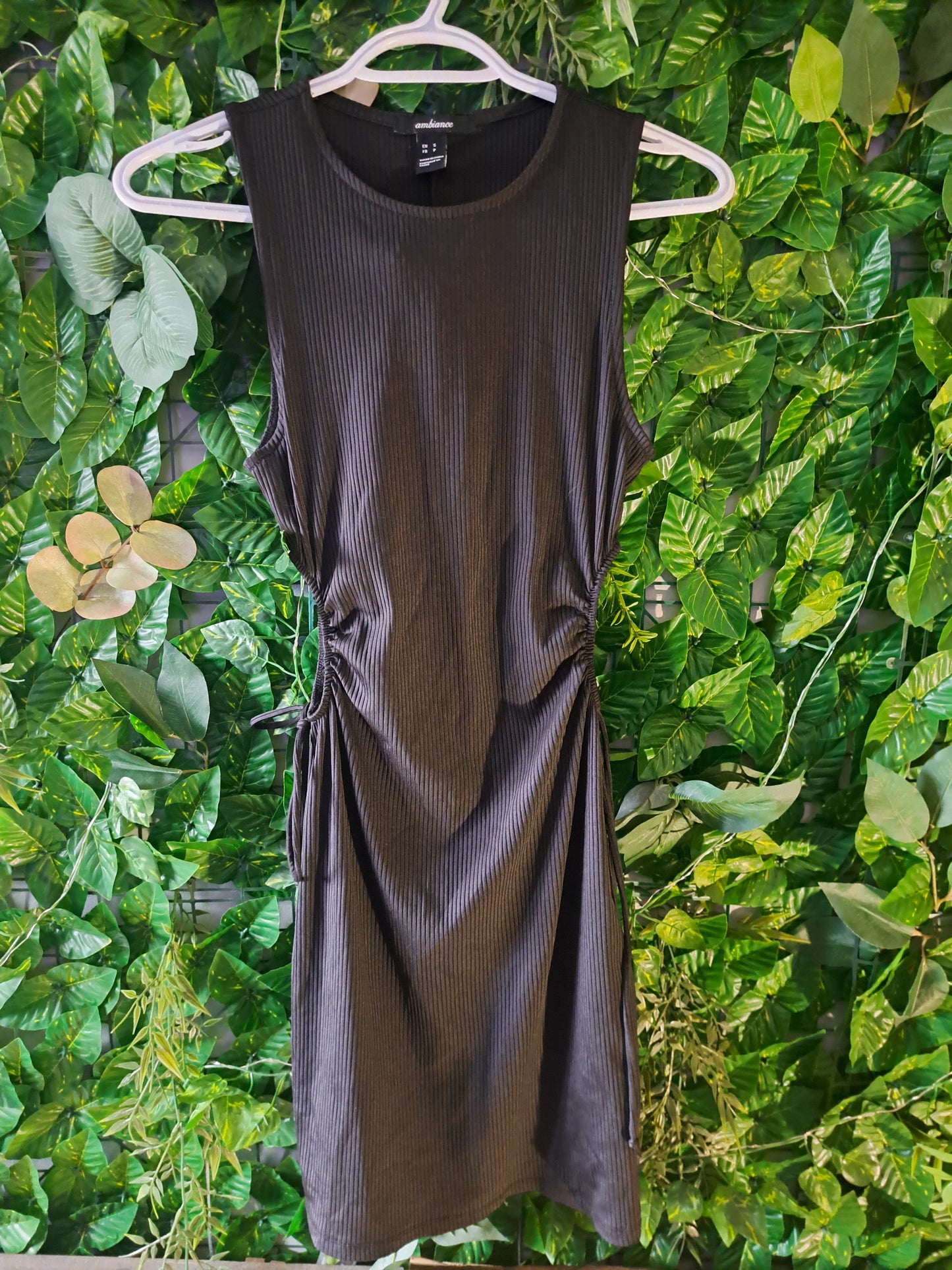 Robe noire sans manches avec ouvertures rondes sur les cotés