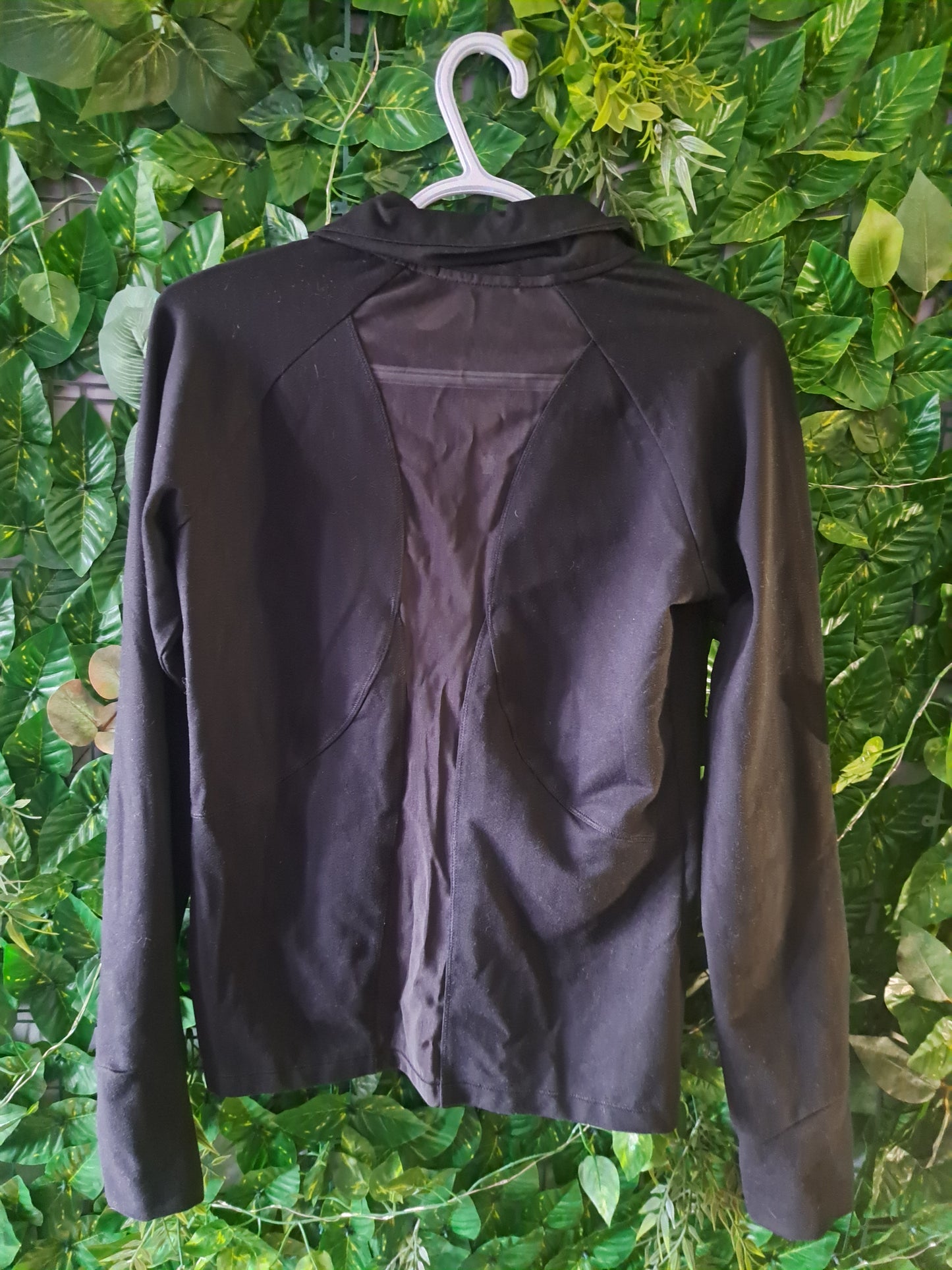 Veste de sport noire avec partie transparente dans le dos