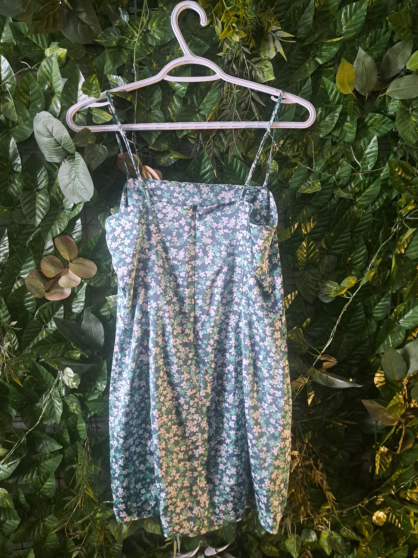Robe verte courte à fines bretelles