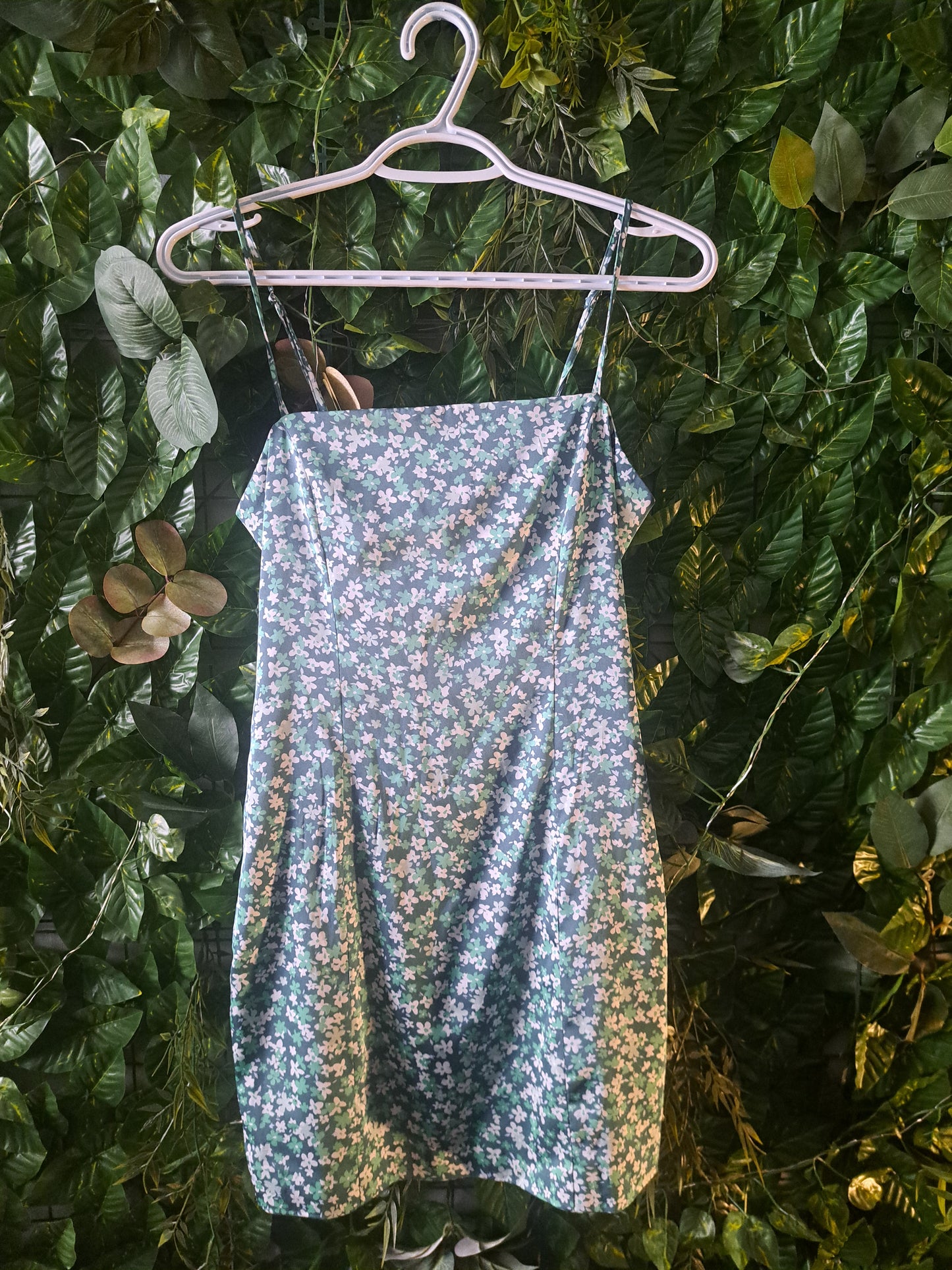 Robe verte courte à fines bretelles