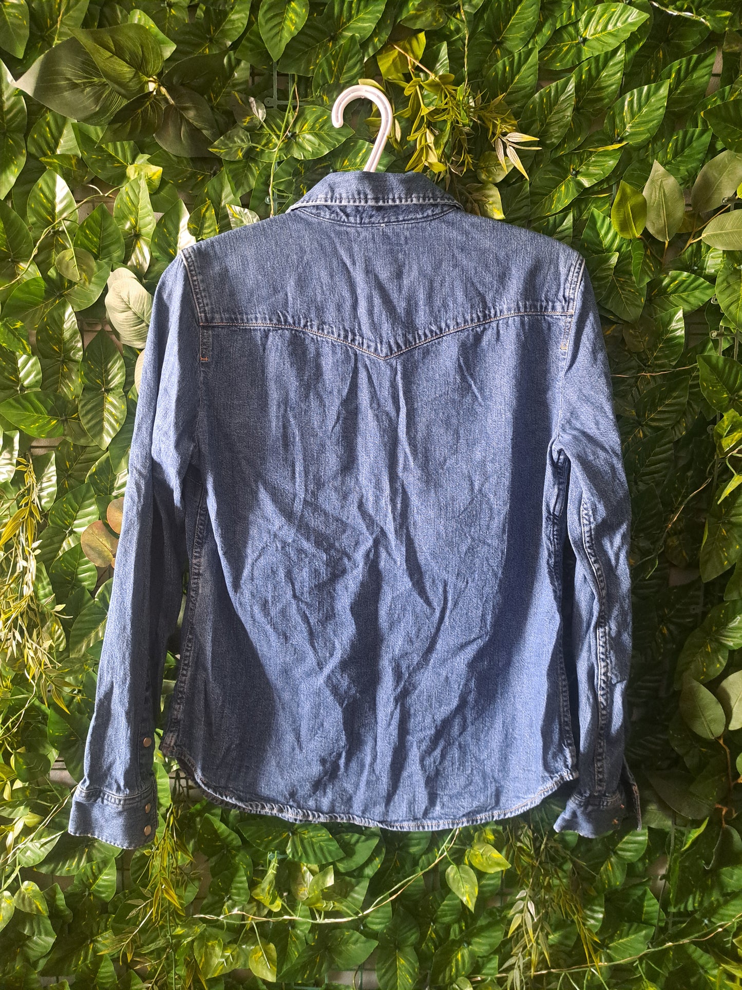 Chemise en jeans bleue avec boutons style perles blanches