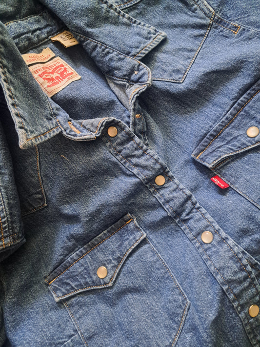 Chemise en jeans bleue avec boutons style perles blanches