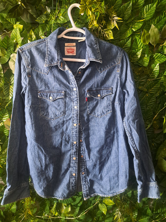 Chemise en jeans bleue avec boutons style perles blanches
