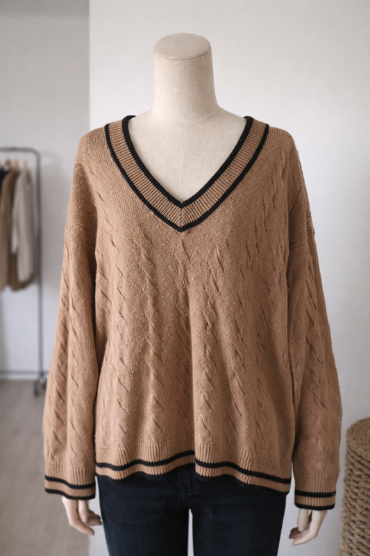 Chandail de laine beige à manches longues avec col en V