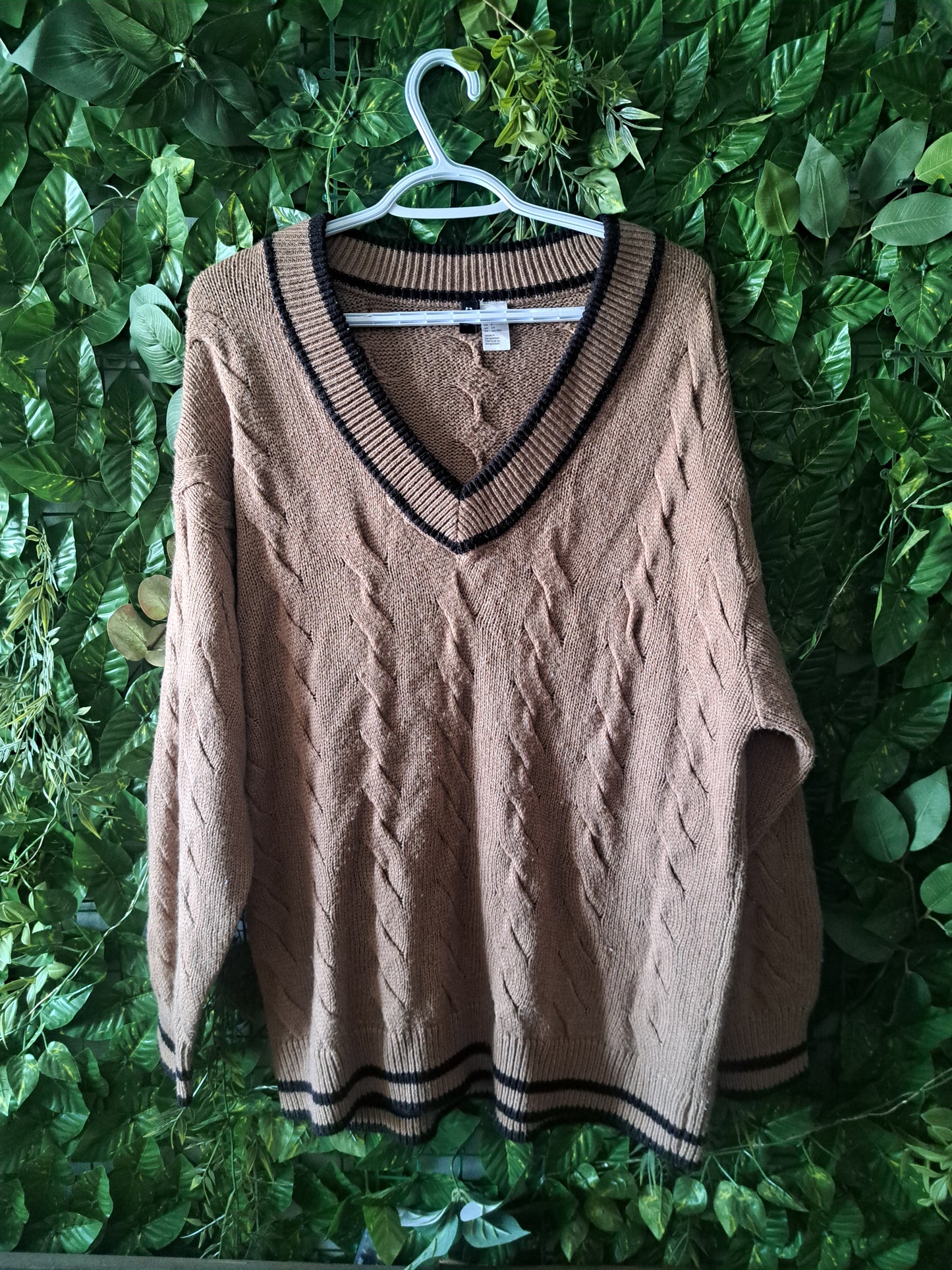 Chandail de laine beige à manches longues avec col en V