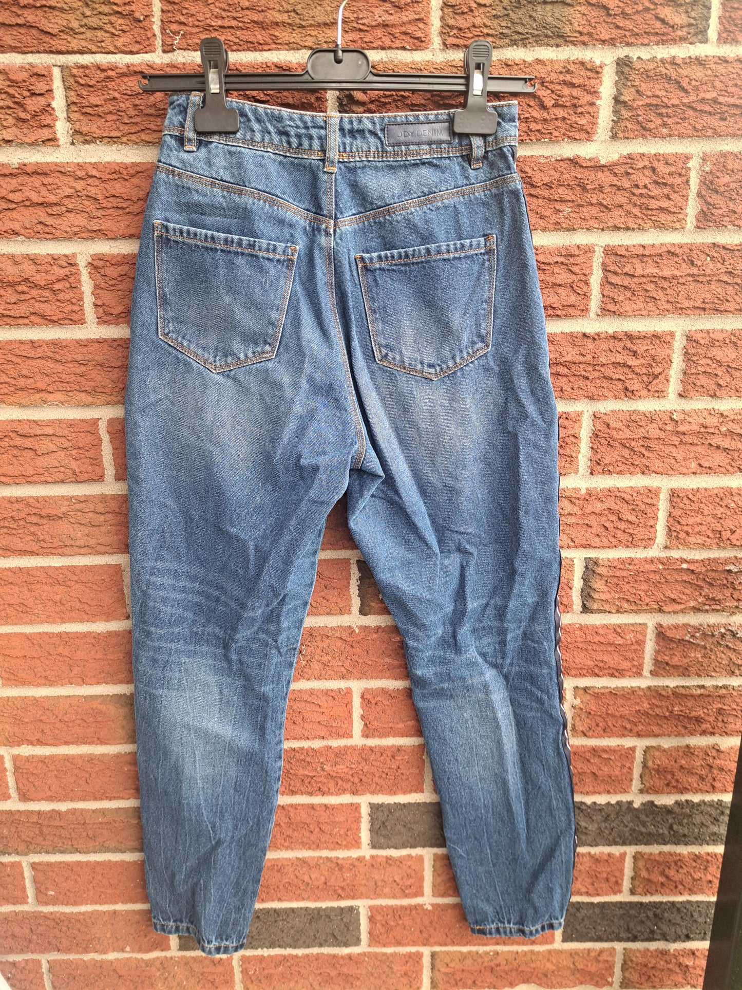 Jeans bleu avec bordure rouge sur les cotés
