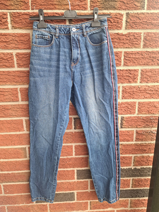 Jeans bleu avec bordure rouge sur les cotés