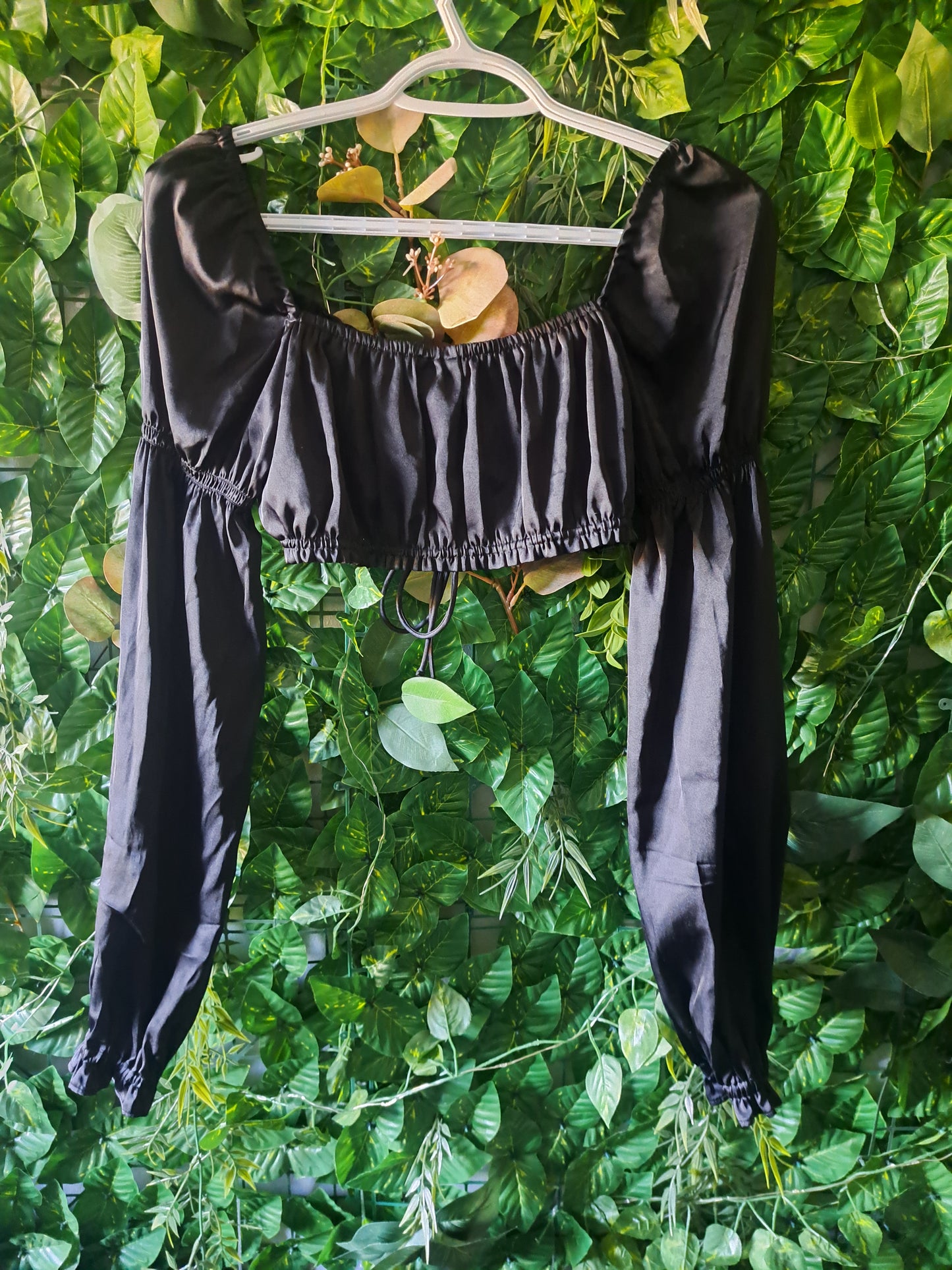 Haut noir à manches longues bouffantes, croptop