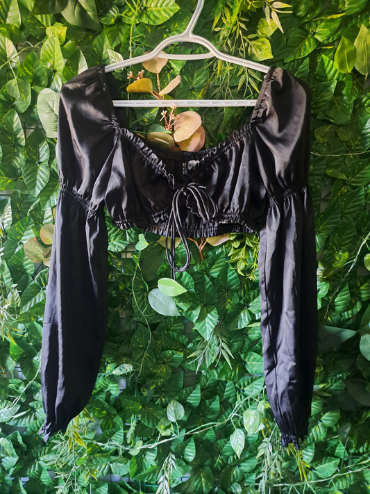 Haut noir à manches longues bouffantes, croptop