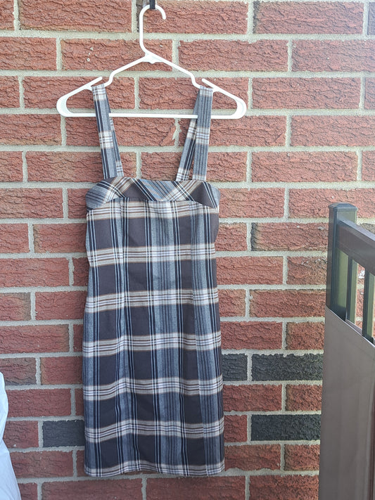Robe à carreaux sans manches brune noir et blanche