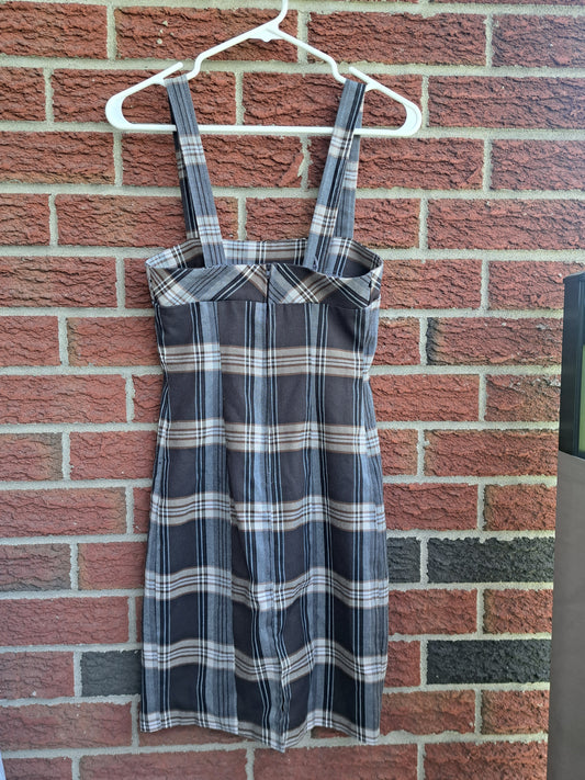 Robe à carreaux sans manches brune noir et blanche