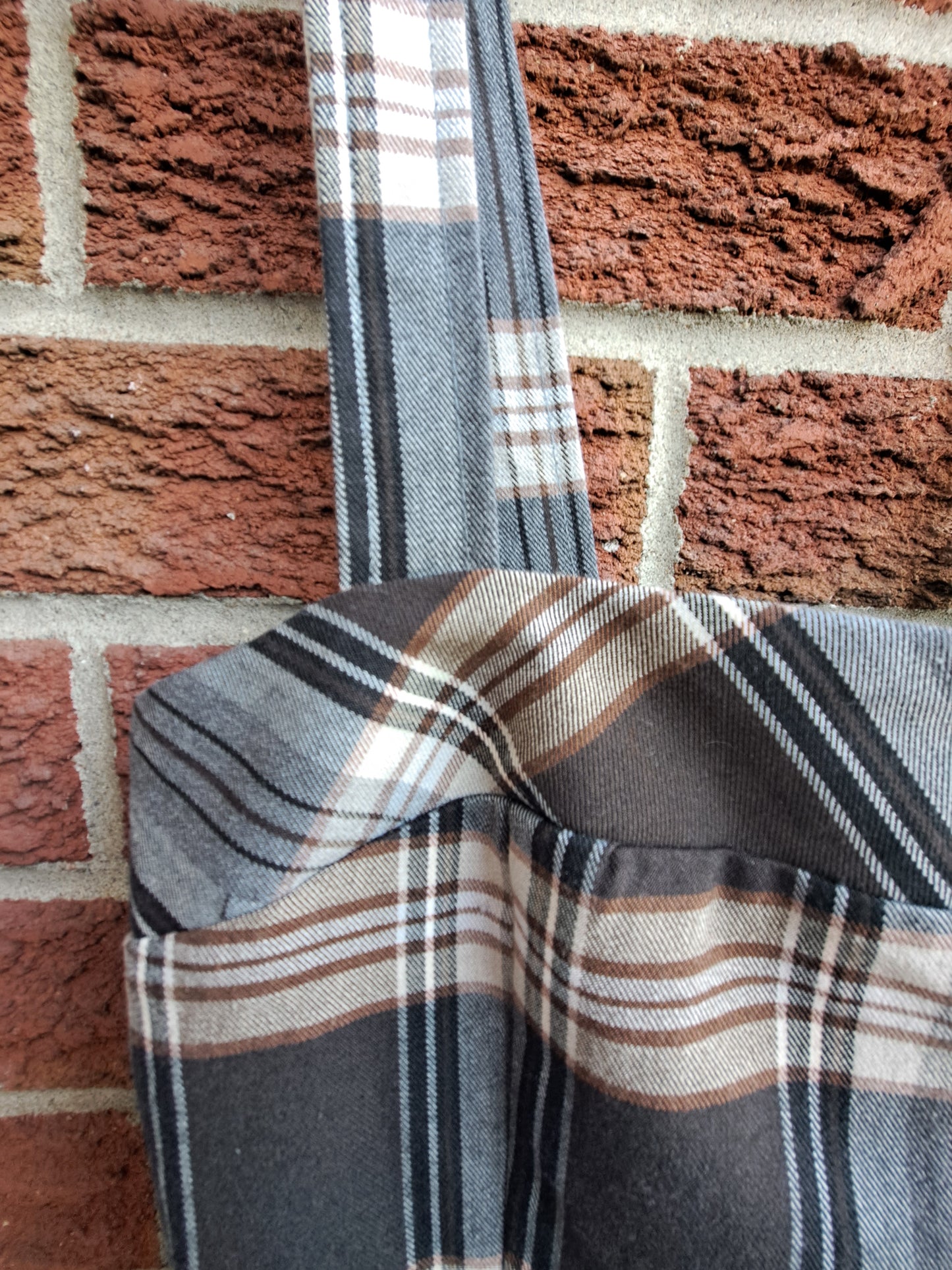 Robe à carreaux sans manches brune noir et blanche