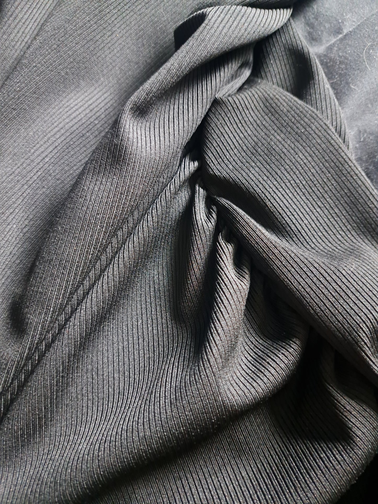 Robe noire à manches courtes