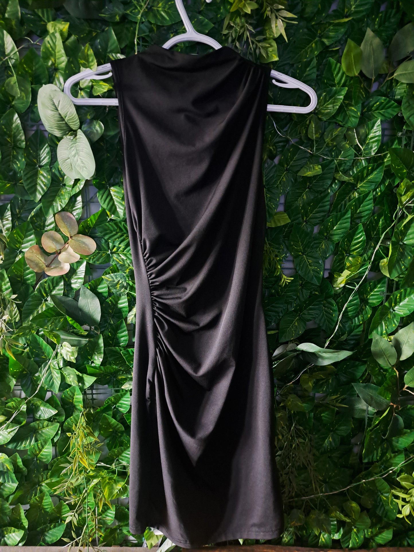 Robe noire sans manches à col haut