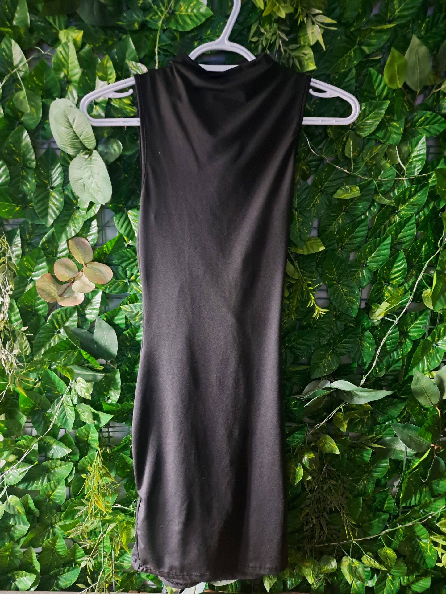 Robe noire sans manches à col haut