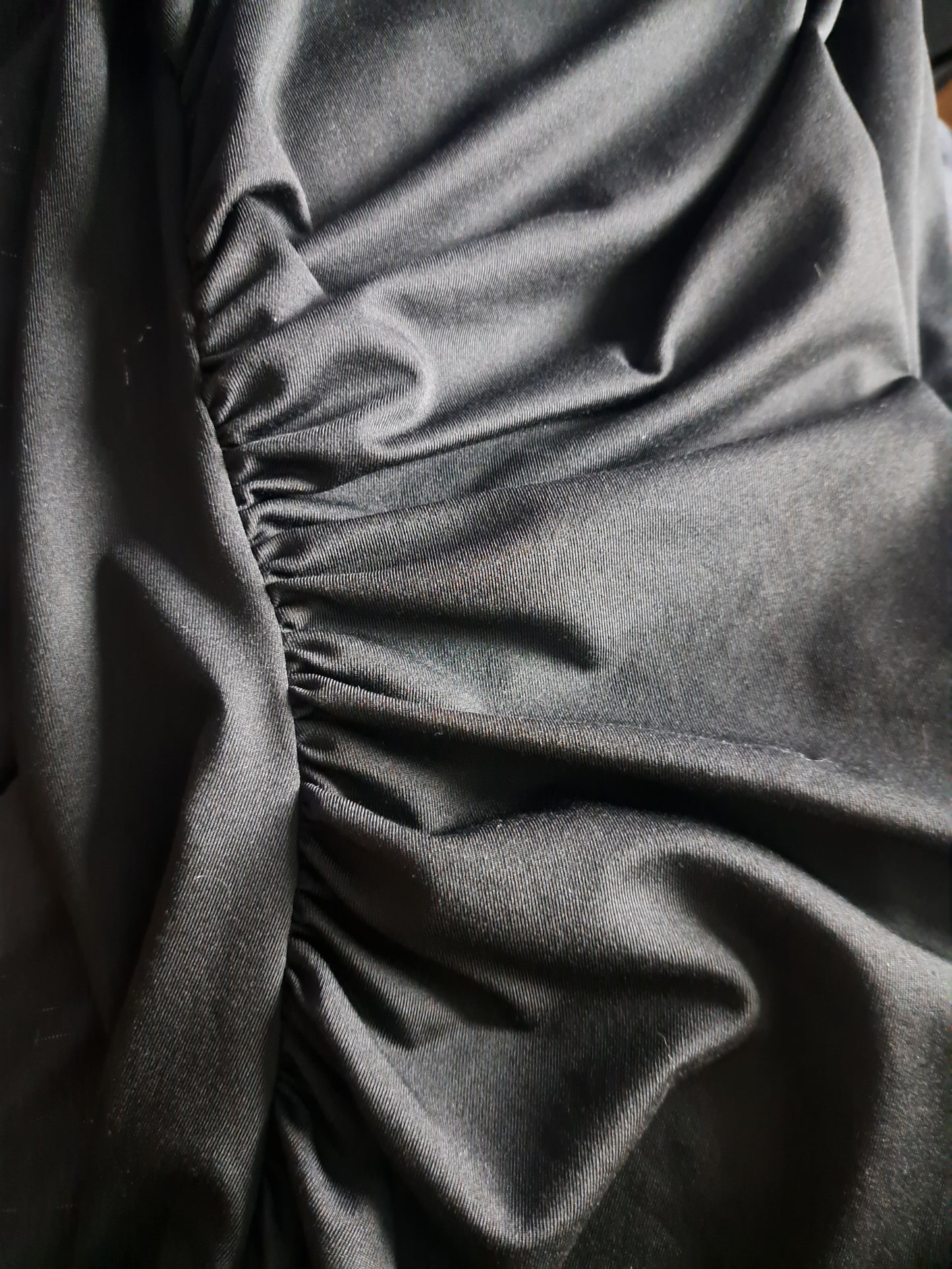 Robe noire sans manches à col haut