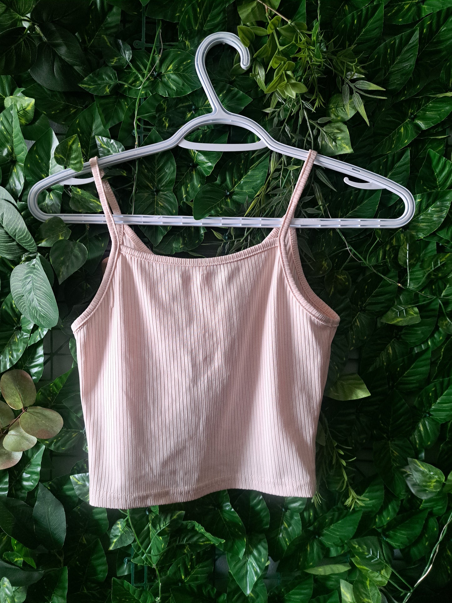 Camisole beige avec boutons blancs