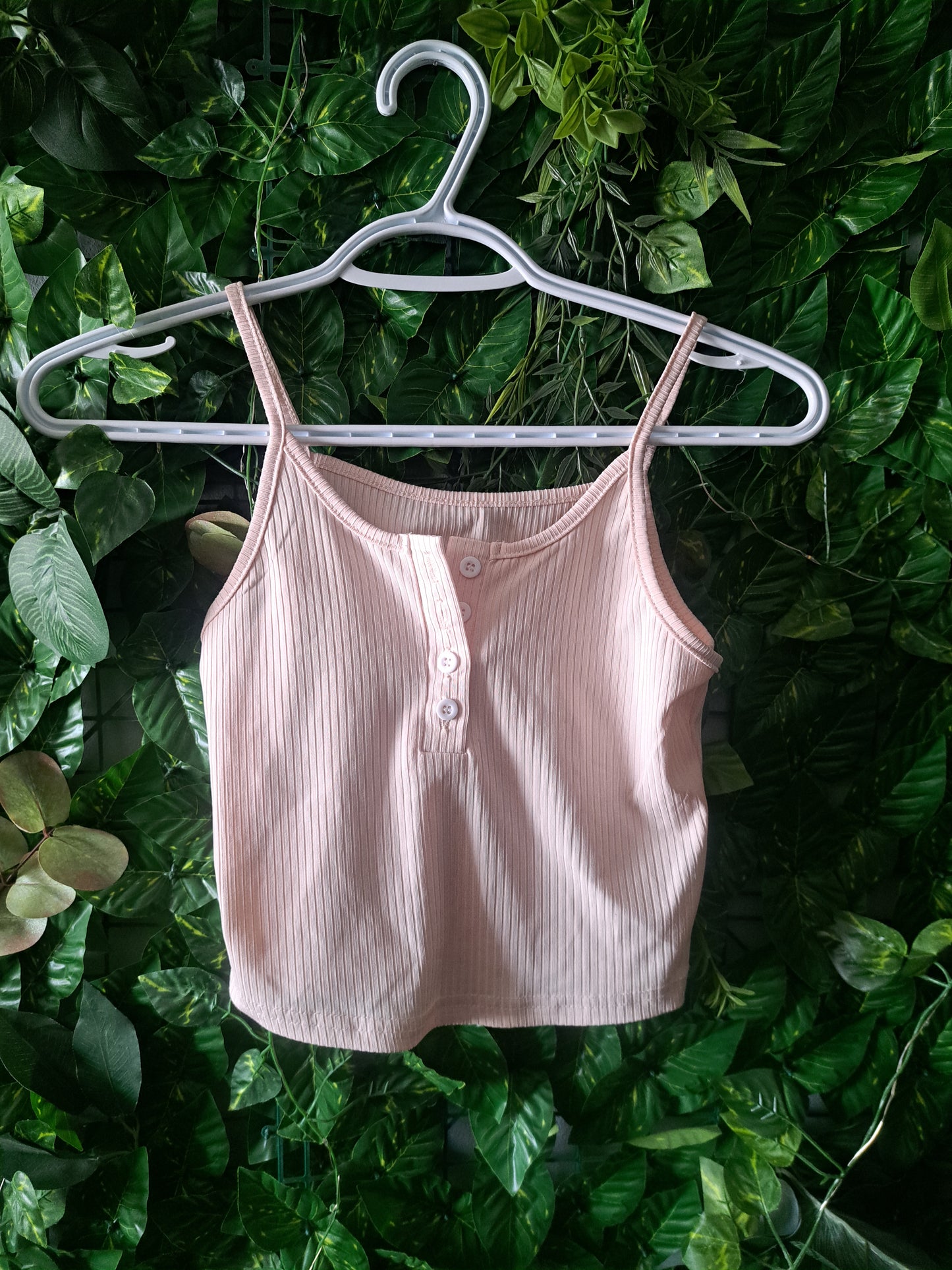 Camisole beige avec boutons blancs