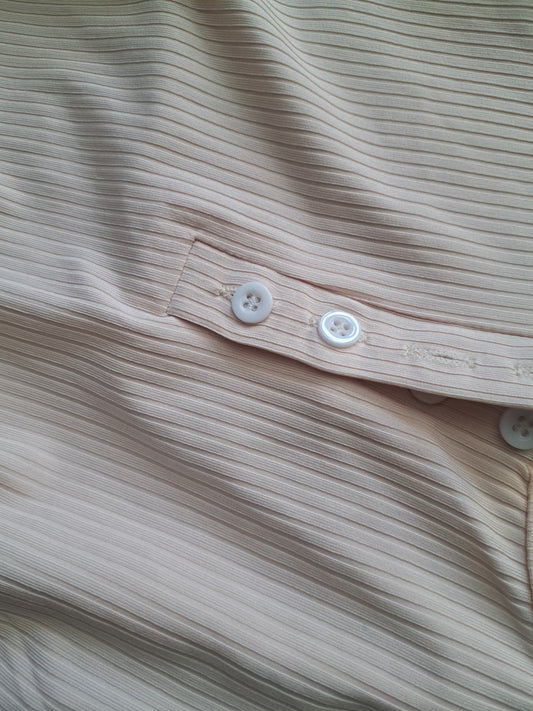 Camisole beige avec boutons blancs