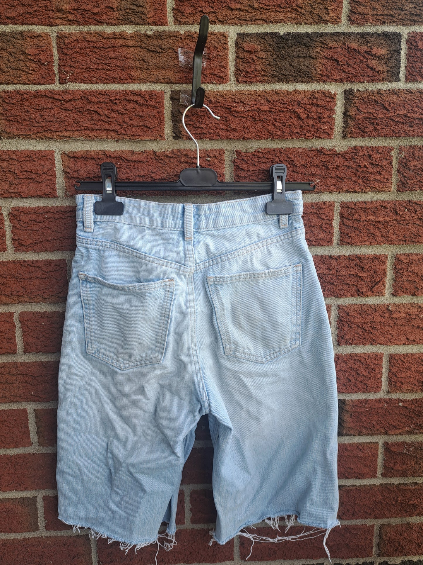 Short en jeans bleu pâle coupé