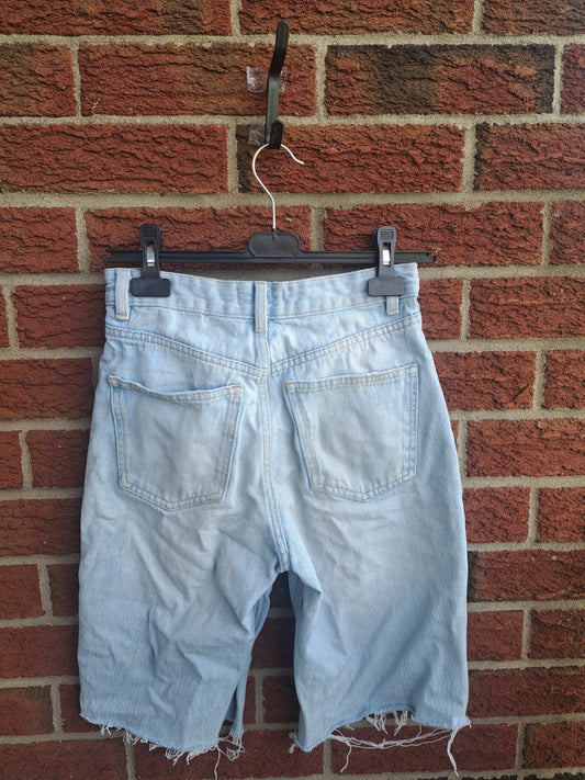 Short en jeans bleu pâle coupé