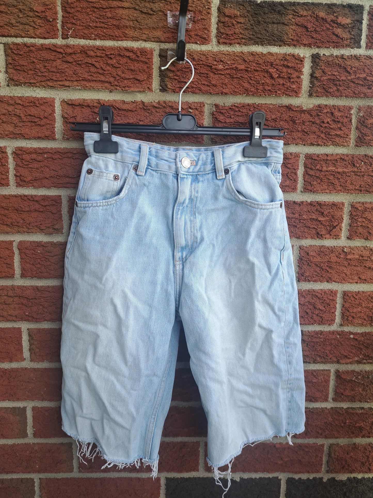 Short en jeans bleu pâle coupé