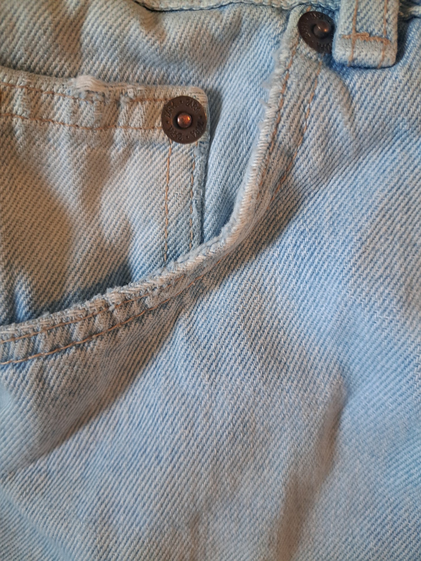 Short en jeans bleu pâle coupé