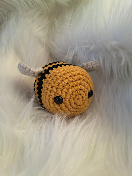 Grosse abeille tricotée à la main