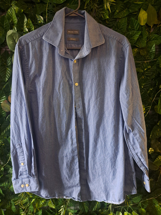 Chemise bleue pâle à manches longues