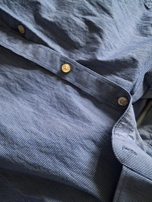 Chemise bleue pâle à manches longues