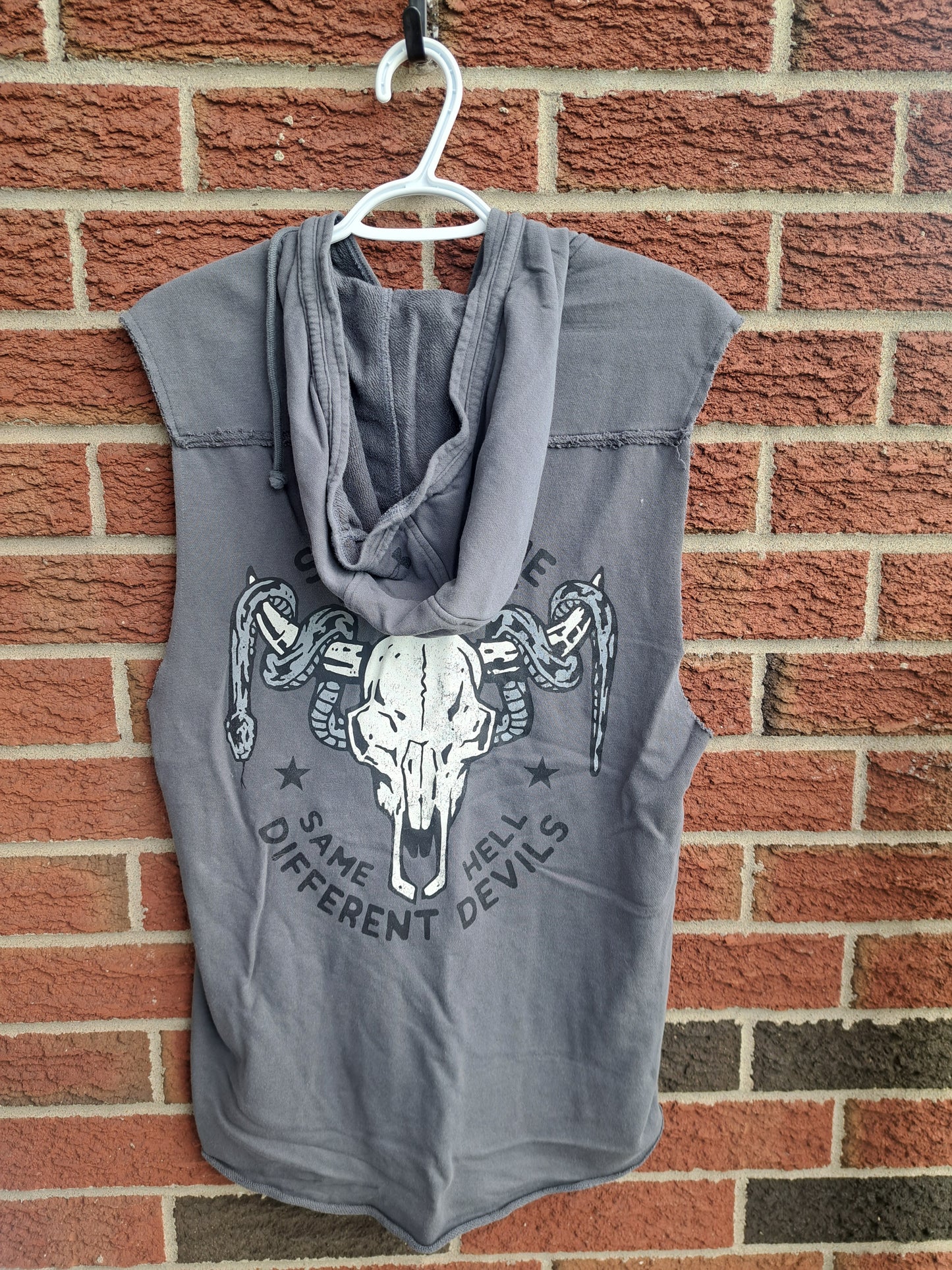 Hoodie gris sans manche avec capuche et motif tête de buffle