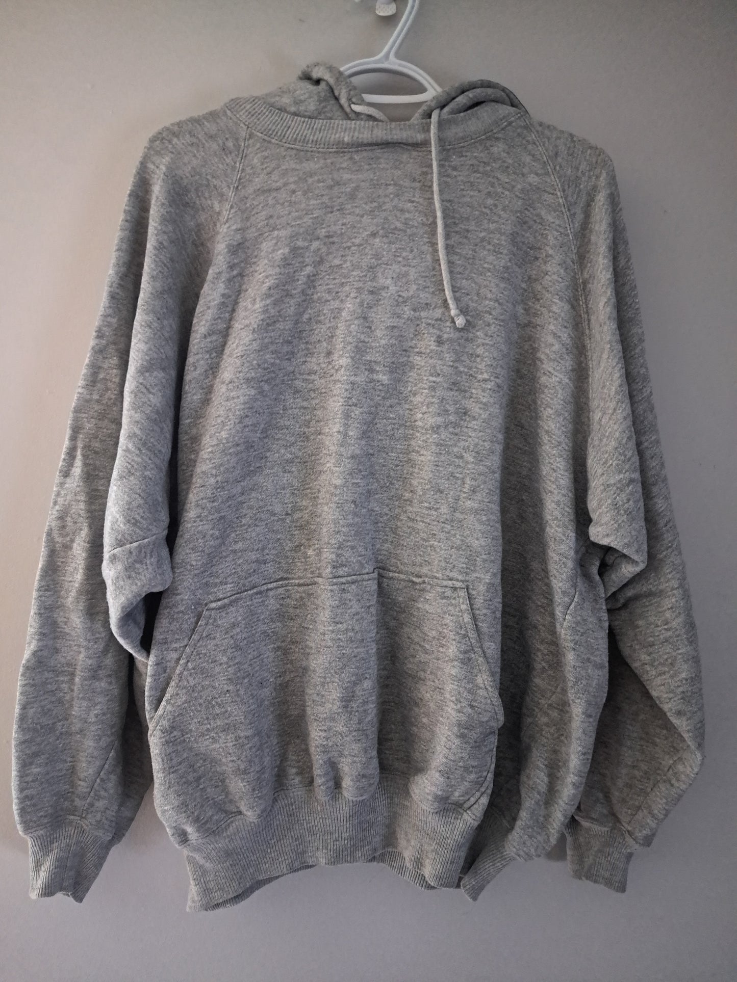 Hoodie gris pâle avec intérieur de capuchon noir