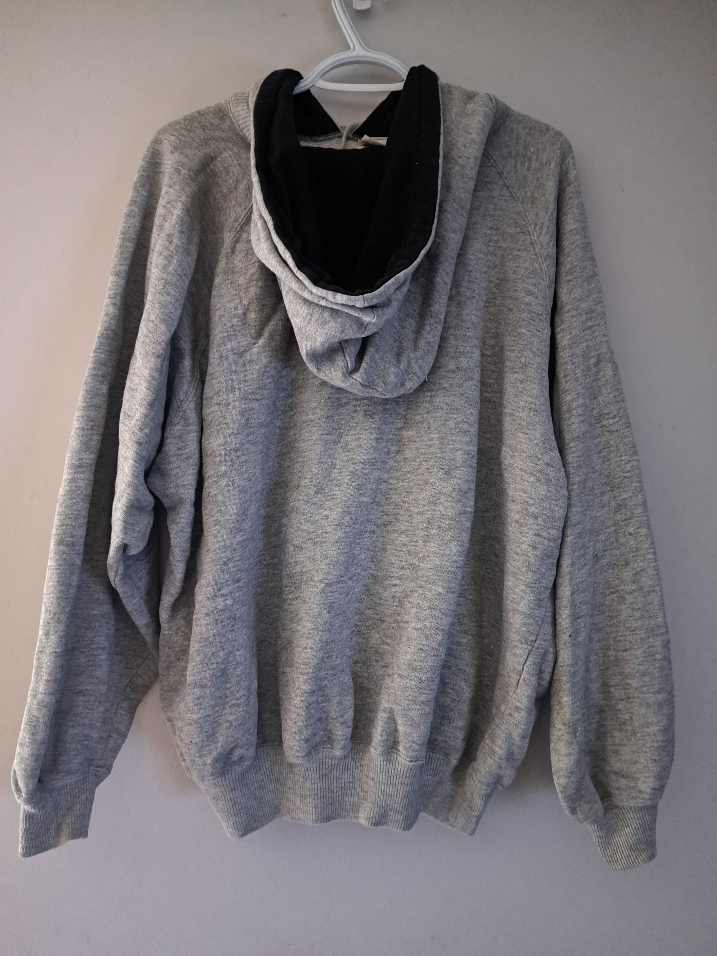 Hoodie gris pâle avec intérieur de capuchon noir