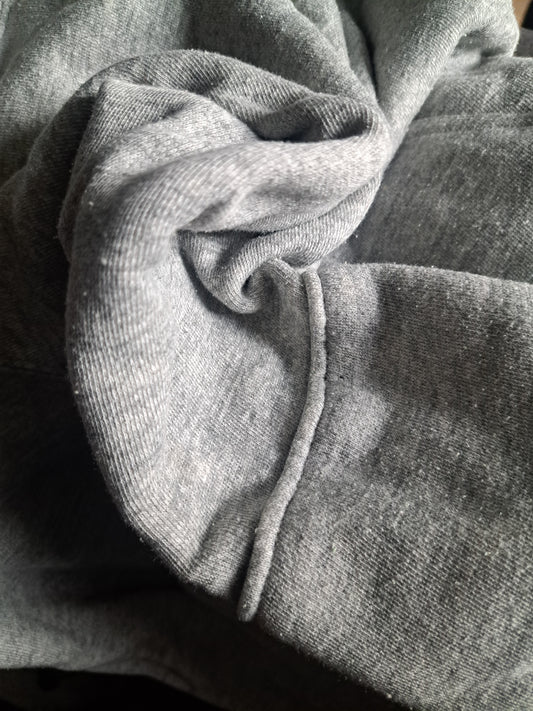 Hoodie gris pâle avec intérieur de capuchon noir
