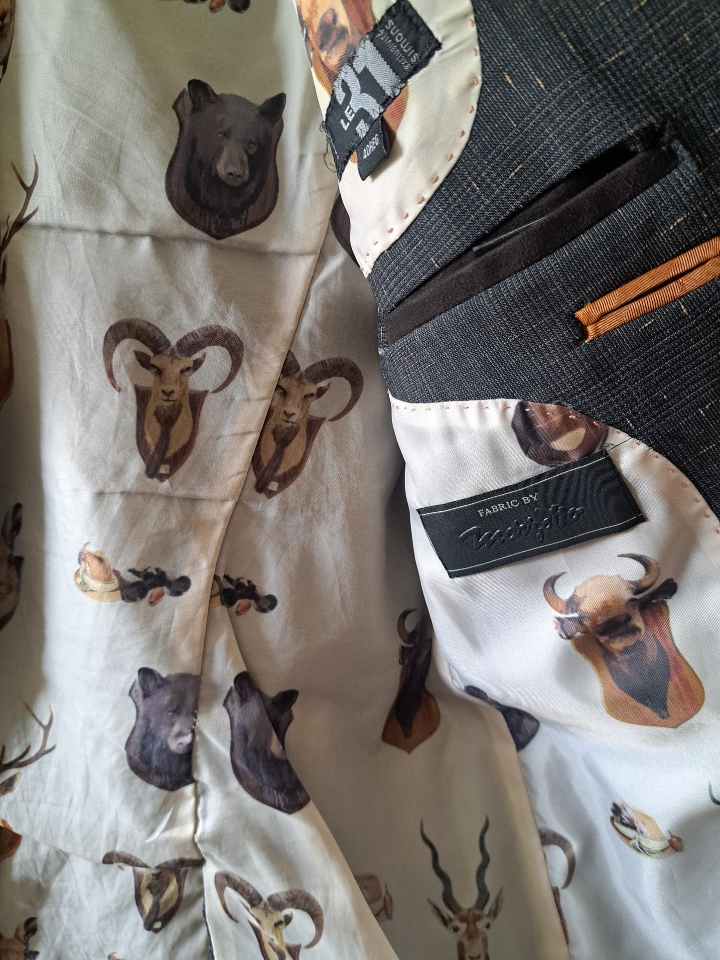 Veston avec patchs sur les coudes et motifs d'animaux à l'intérieur