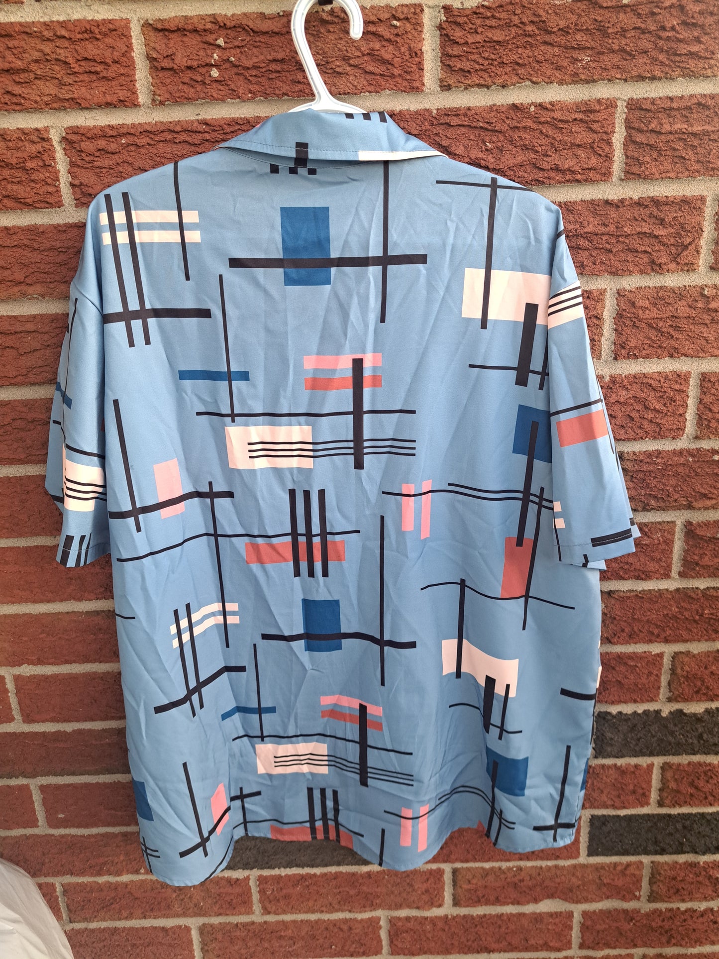 Chemise bleue avec formes géométriques