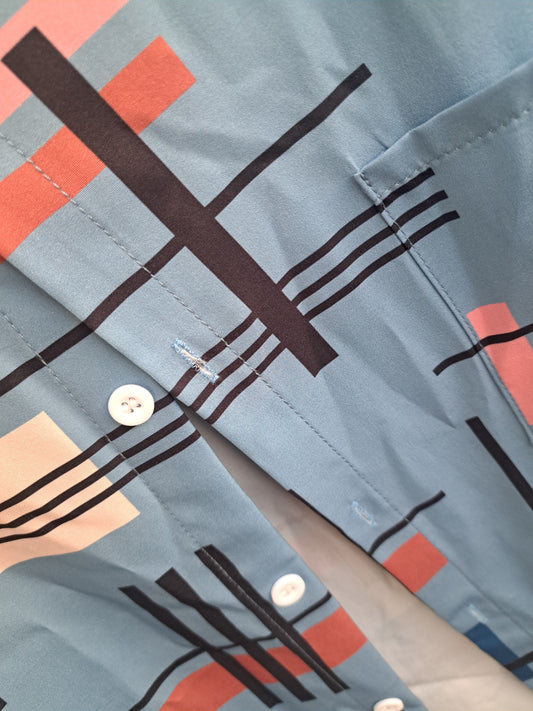 Chemise bleue avec formes géométriques