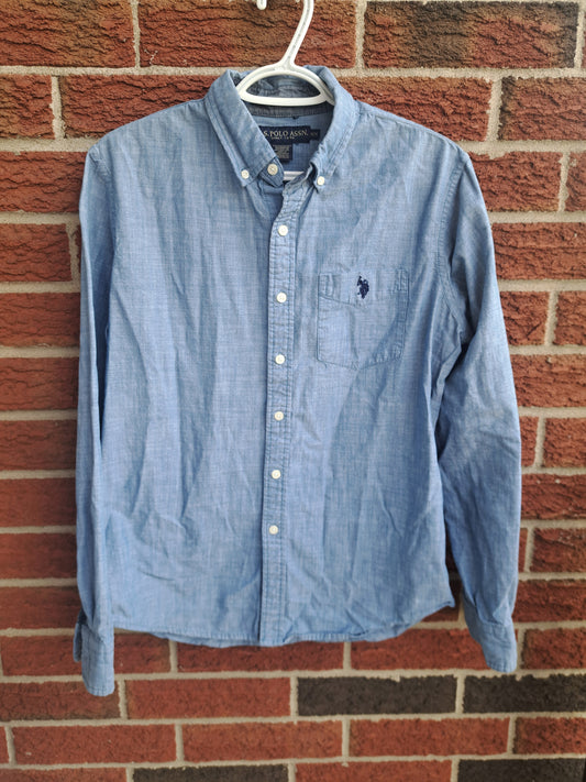 Chemise bleue pâle à manches longues polo