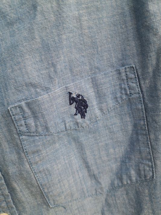 Chemise bleue pâle à manches longues polo
